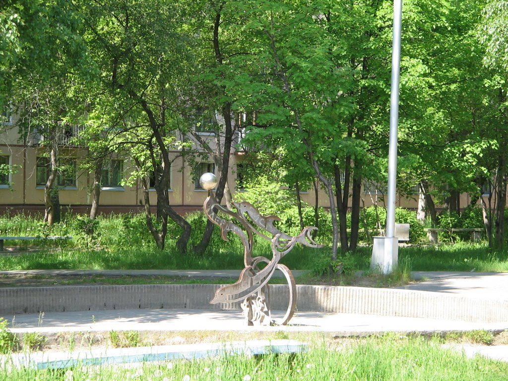 Fountain near theatre  Our World  (Fantan vozle teatra Nash Mir), Северск