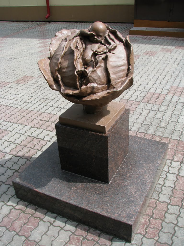 Скульптура на входе в роддом №1 (июнь 2011г.), Томск