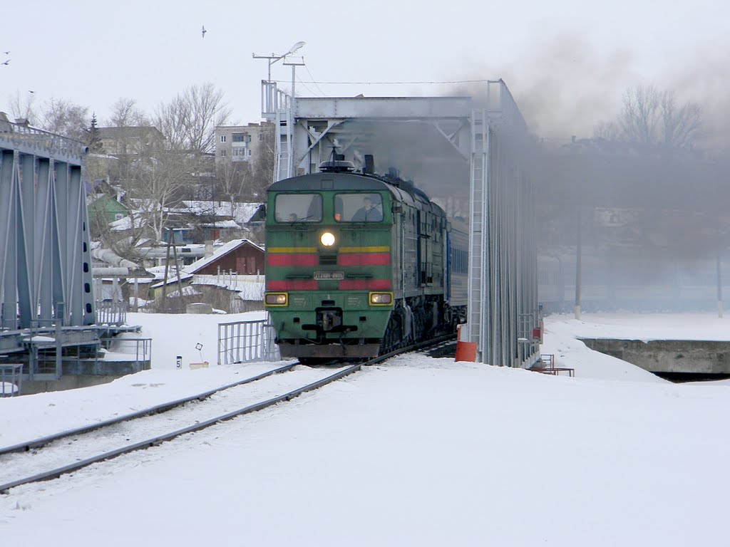Пассажирский поезд Санкт-Петербург - Адлер на мосту через реку Красивая Меча, Ефремов