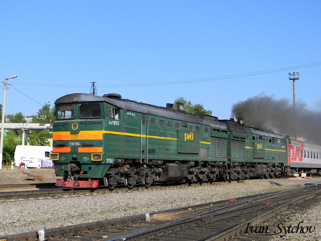 2ТЭ10М тянет пассажирский поезд на юг, Ефремов