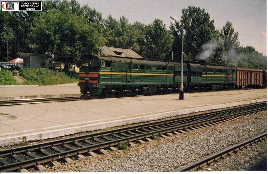 Тепловоз 2ТЭ10У-0159 с грузовым составом, ст.Узловая-1, Тульская область. 16 июля 2003 года, Узловая