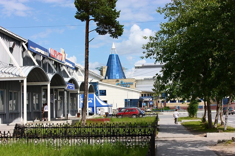 Вид со стороны церкви на рынок и ледовый дворец, Белоярский