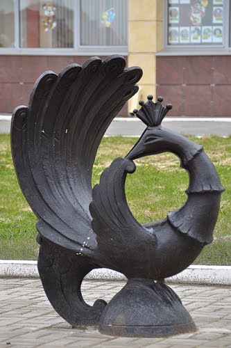 Sculpture of Firebird - the hero of fairy-tale poem "The Little Humpbacked Horse" by Pyotr Yershov, Нефтеюганск