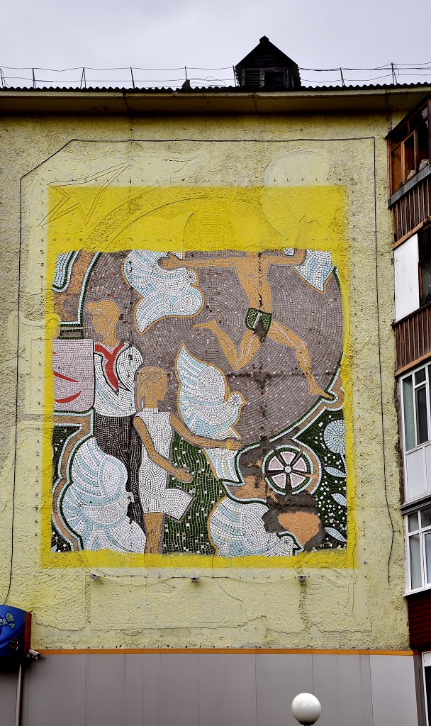 Soviet mosaic panel at wall of an apartment building, Нефтеюганск