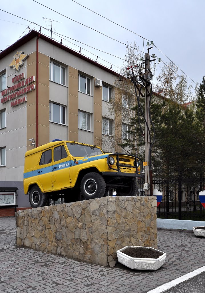 UAZ-469 police car as monument, Нефтеюганск