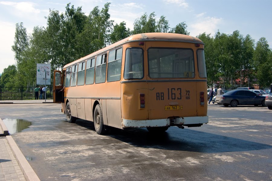 Автобус городской ЛиАЗ-677М на конечной "Кремль" / The bus LiAZ-677M on the final stop "Kremlin" (14/06/2008), Тобольск