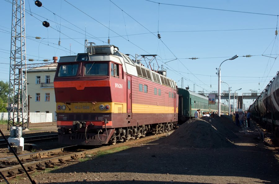 Электровоз ЧС4т-628 (Skoda 62E), ст. Балезино Горьковской ЖД / AC electric locomotive ChS4t-628 (Skoda 62E type), Balezino station of Gorky division of RZD (15/06/2008), Балезино
