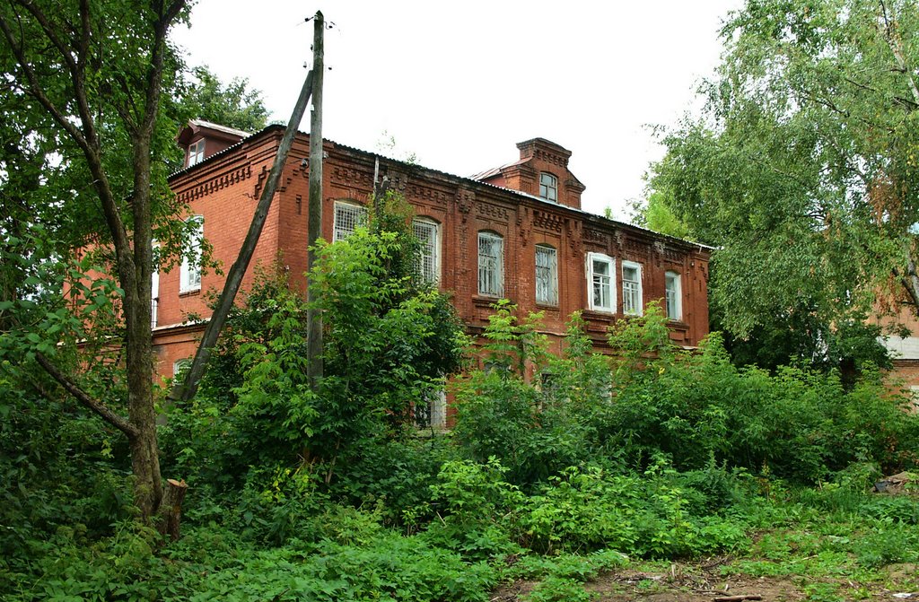 Старое здание во дворах на ул. Первомайской, Глазов