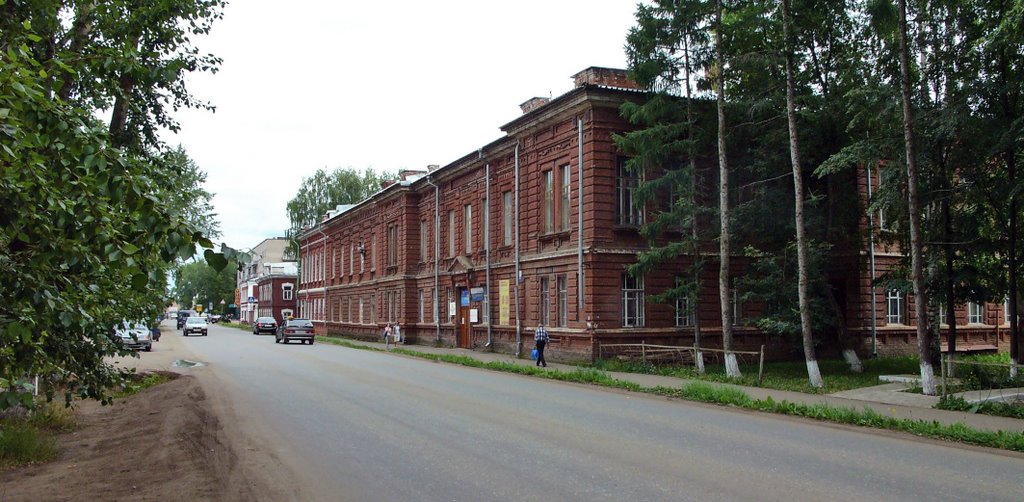 Бывшая женская гимназия на ул. Кирова (бывш. Вятская), Глазов