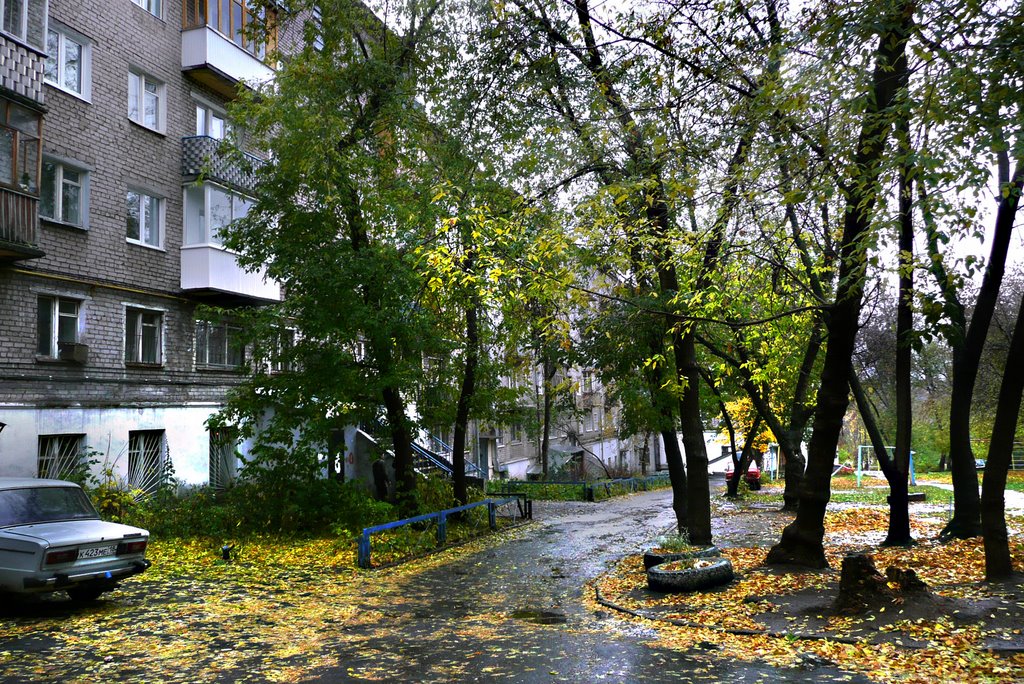 г. Ижевск. Дворик на улице Пушкинской. Октябрь 2007 года, Ижевск