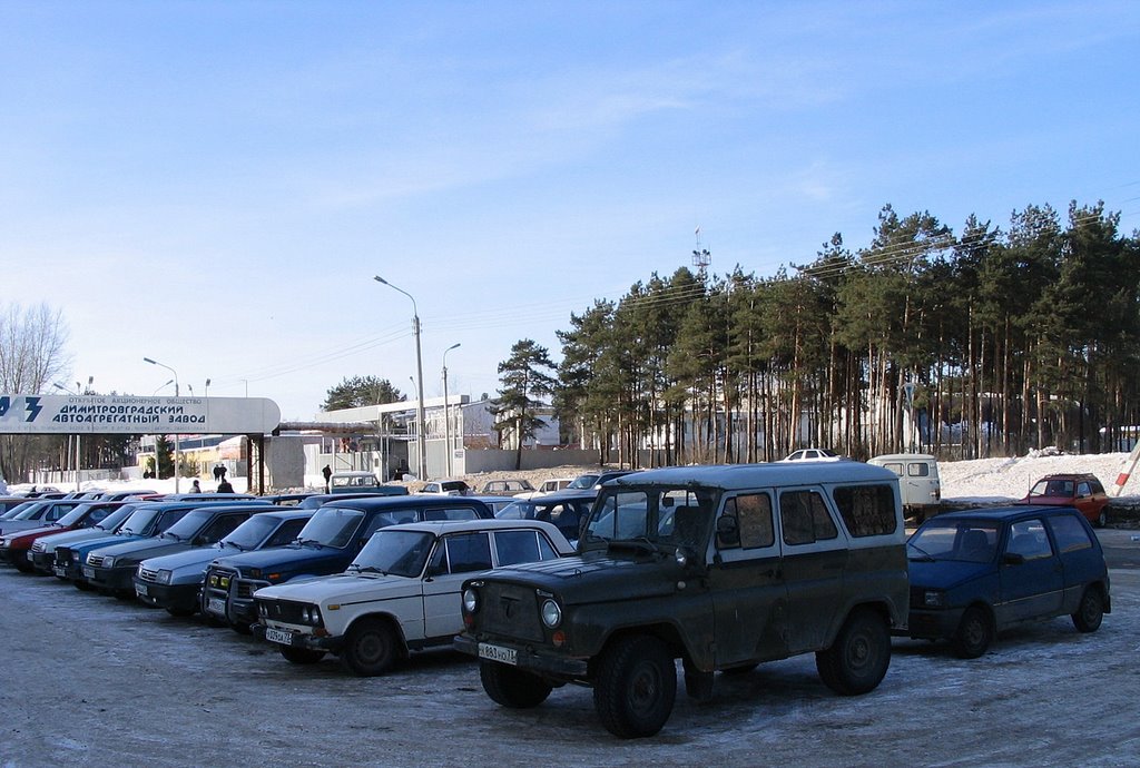 Димитровград, автомобили припаркованы возле административного здания ДААЗа, Димитровград