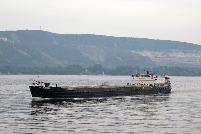 Сухогруз "Нальчик" следует вверх / Dry-cargo ship "Nalchik" is sailing up the Volga river (05/08/2007), Новая Малыкла