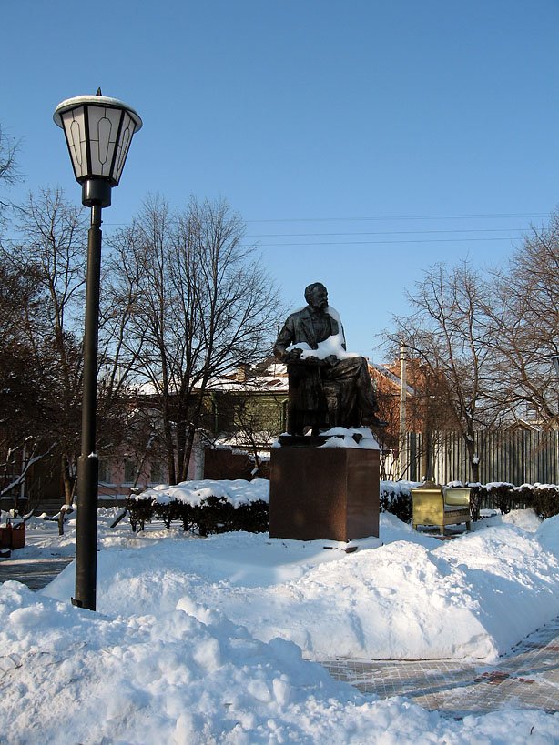 Памятник Гончарову в сквере, Ульяновск