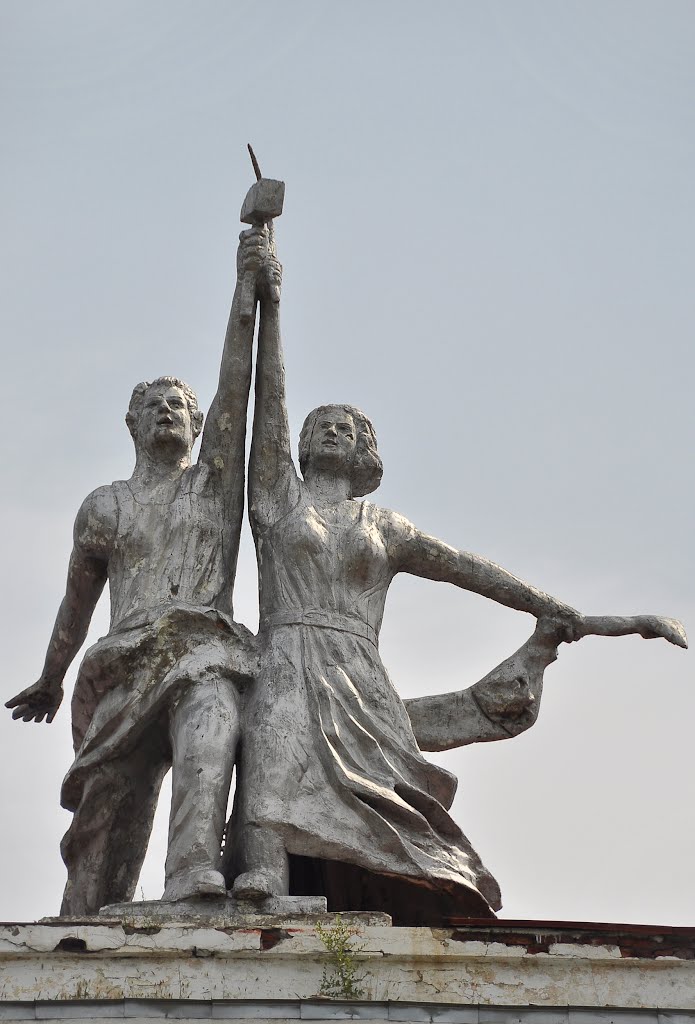 Sculpture "Worker and Kolkhoz Woman" at roof of house of Culture in Bikin town, Бикин
