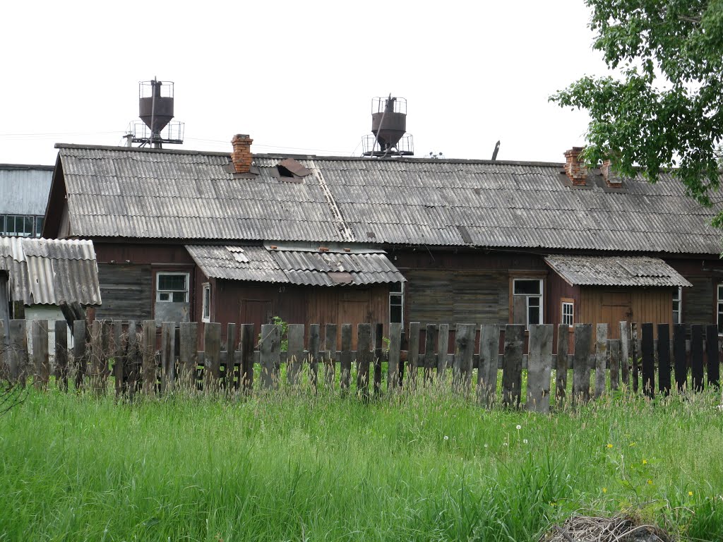 Старинный барак возле локомотивного депо, Вяземский