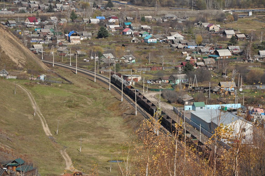 Obluchye (2012-10) - View down to town and railway, Облучье