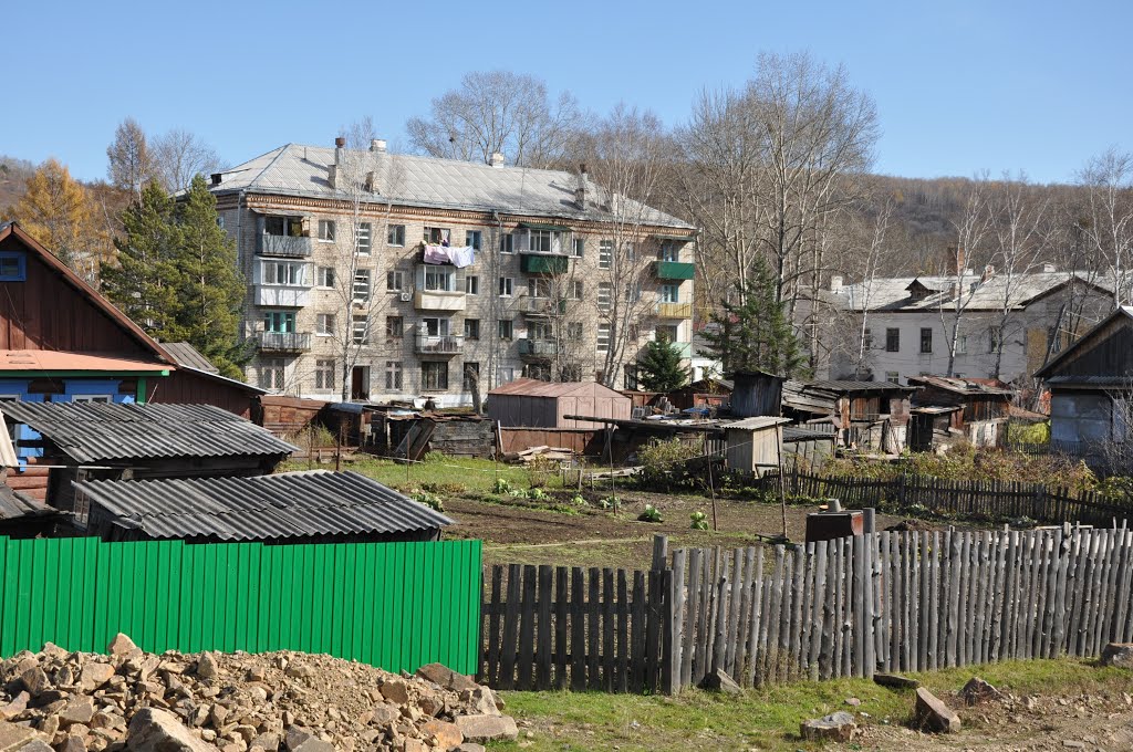 Obluchye (2012-10) - Apartment block and gardens, Облучье