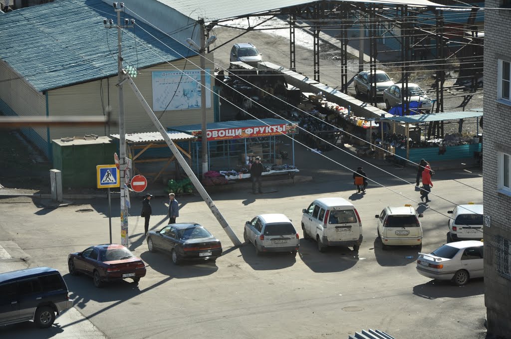 Obluchye (2012-10) - Local market and taxi stand, Облучье