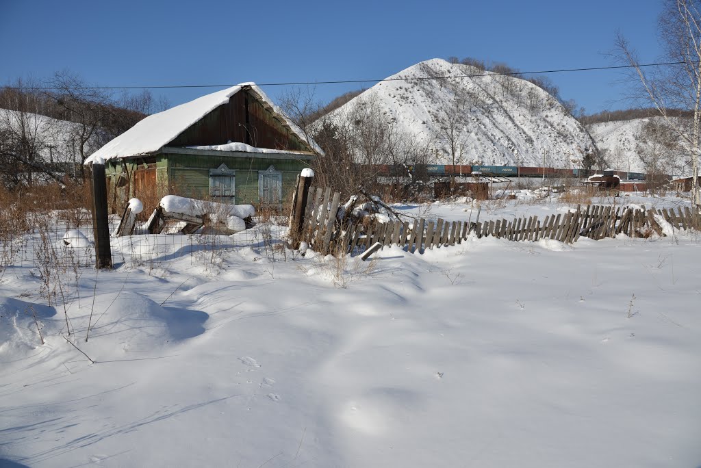 Obluchye (2013-02) - Old house in winter time, Облучье