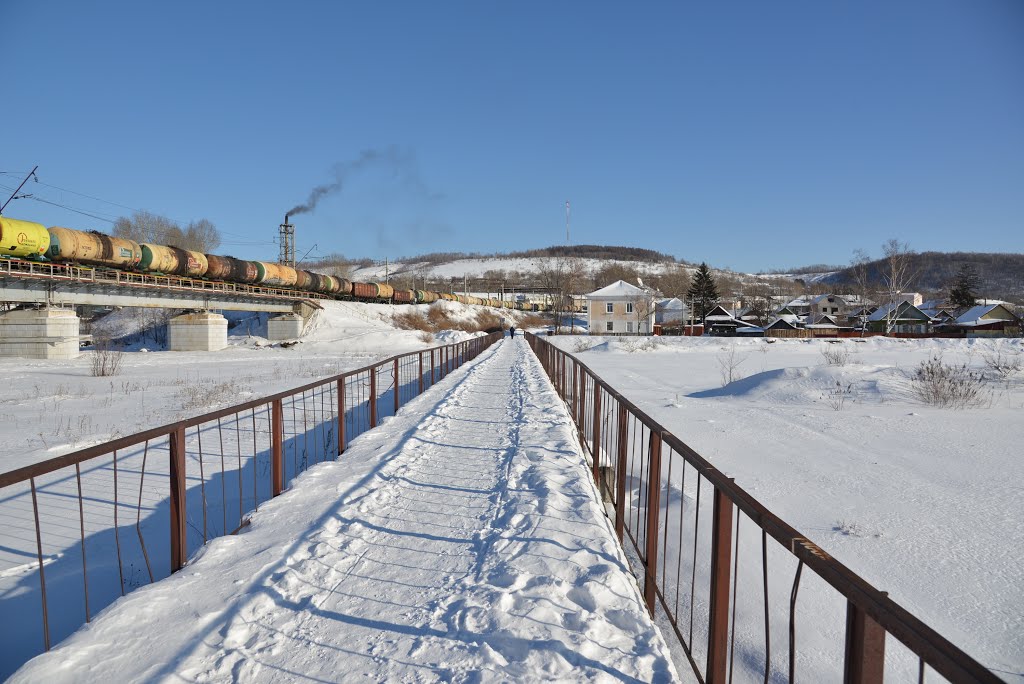 Obluchye (2013-02) - Pedestrian bridge across river in winter, Облучье