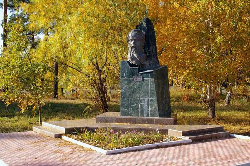 Памятник Павлу Петровичу Бажову / Monument to Pavel Bazhov (04/10/2007), Снежинск