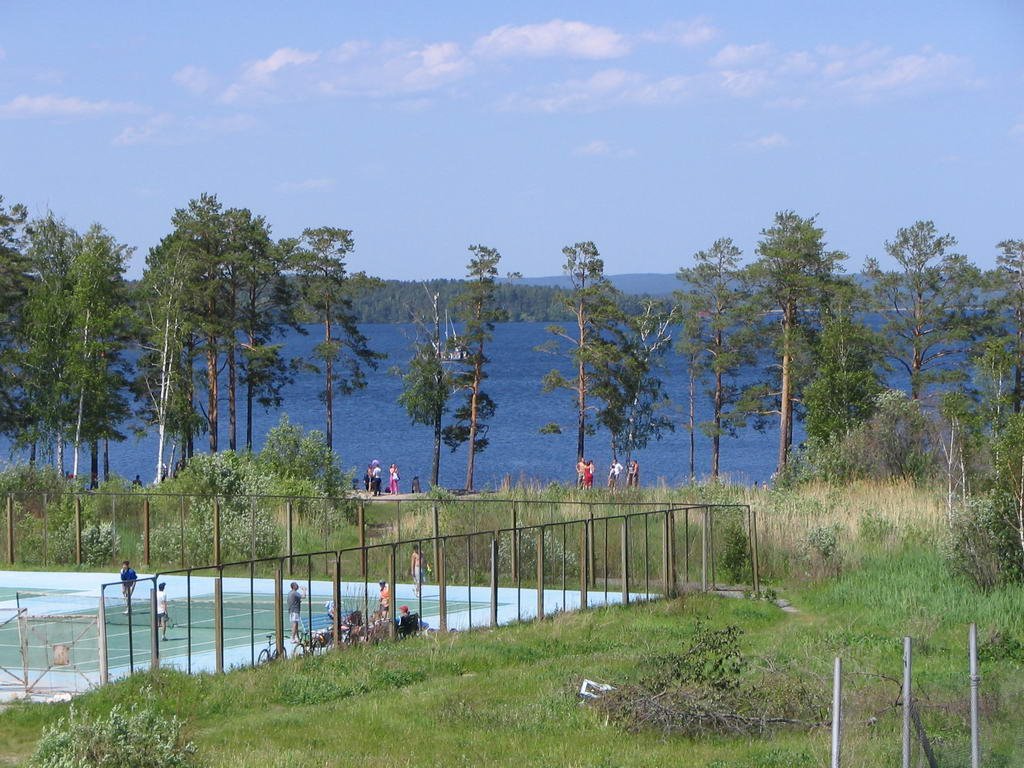 Вид со стадиона на теннисный корт и озеро 04.06.2005, Снежинск