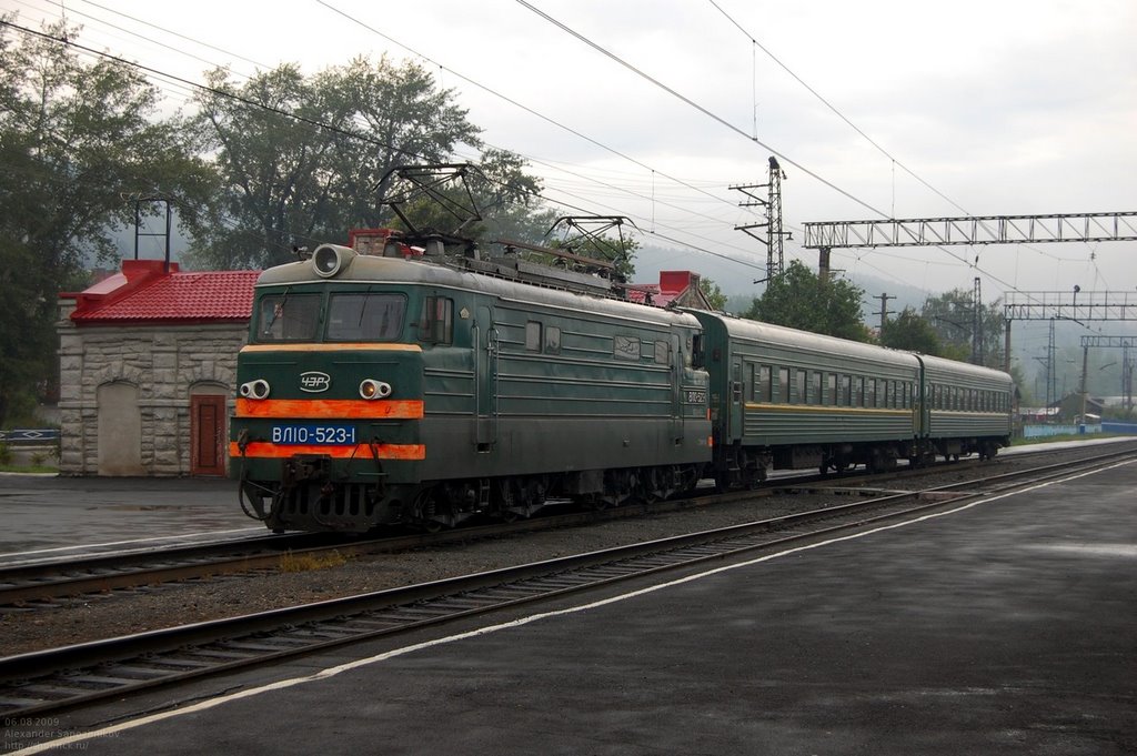 Укороченный электровоз ВЛ-10 на станции Миасс — старый вокзал / Modified Locomotive VL-10 at Miass Stary Vokzal railway station, Бреды