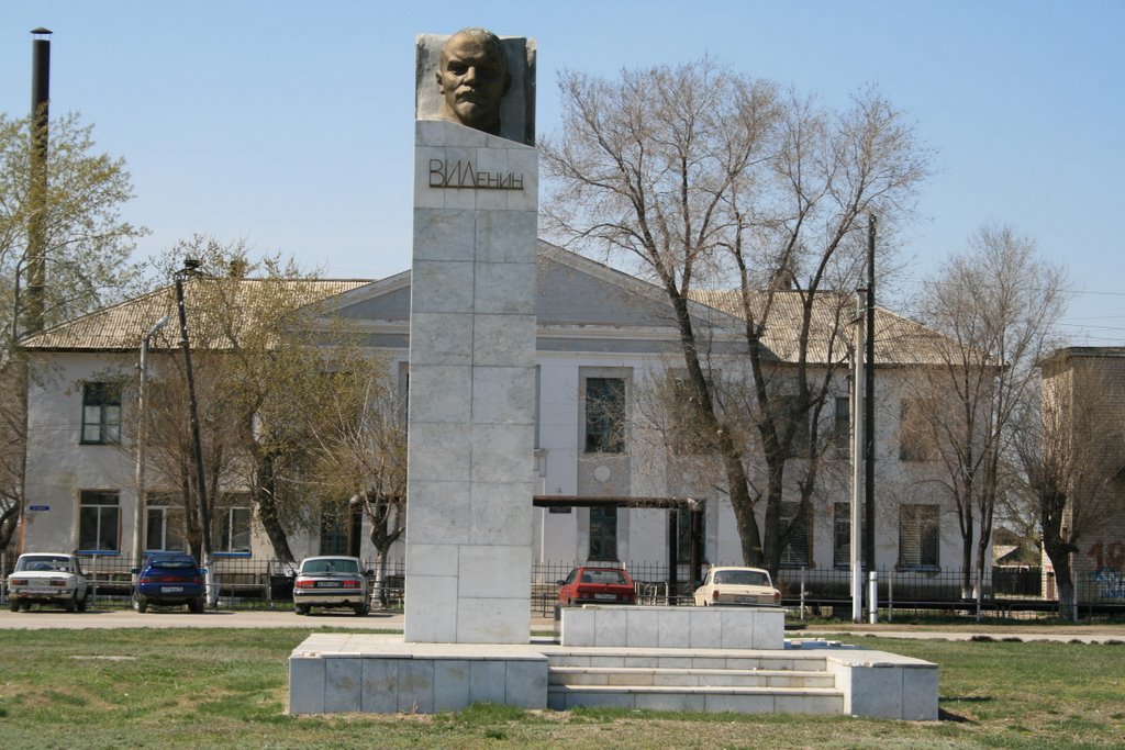 Ленин наЖД площади п.Варна, Варна