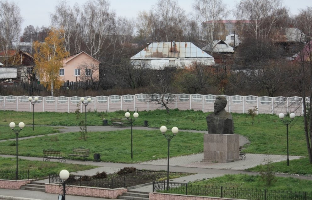 Памятник М.И.Калинину напротив ж/д вокзала, Алатырь