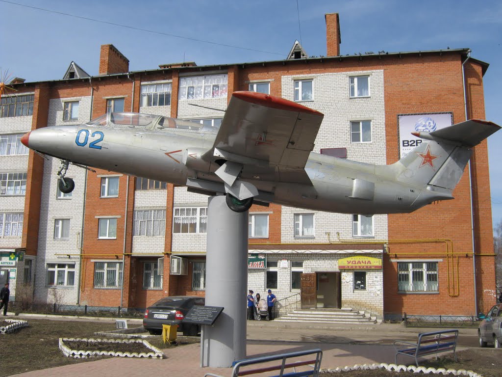 Постамент с самолётом Л-29  /  Pedestal with plane L-29, Ядрин
