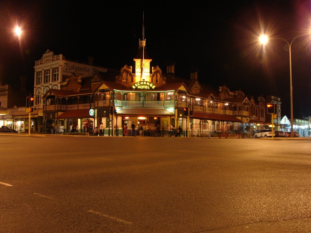 Kalgoorlie - Exchange Hotel at night, Калгурли