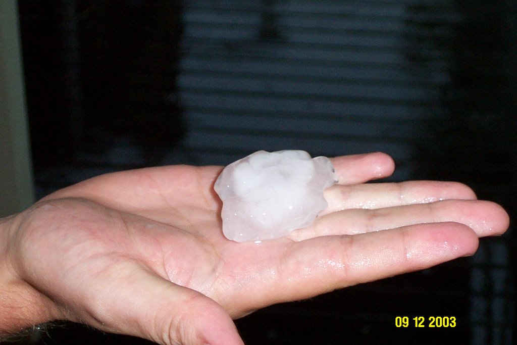 Huge hail stone from the storm, Gladstone, Гладстон