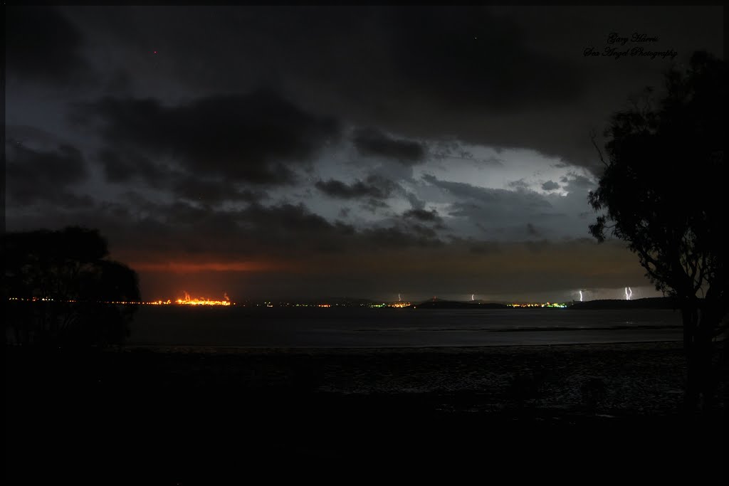 Huge thunder storm over Gladstone QLD, from Curtis island., Гладстон