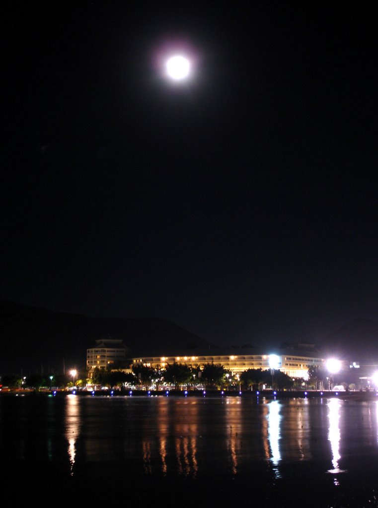 Full Moon over Cairns, Каирнс