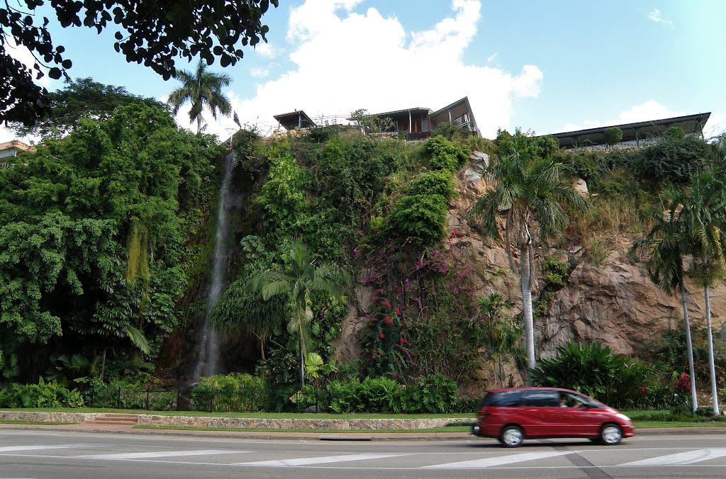 Townsville.....waterfall in the middle of town, Таунсвилл