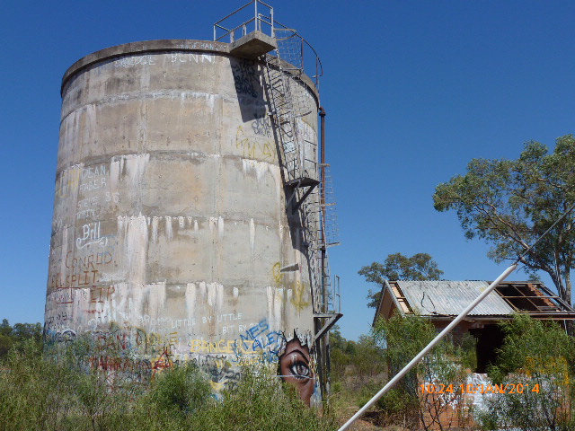 Vandalised Water Reservoir & Pumping Station - 2014-01-10, Албури