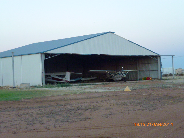Warren - Airport, A Hangar with Aircraft - 2014-01-21, Албури