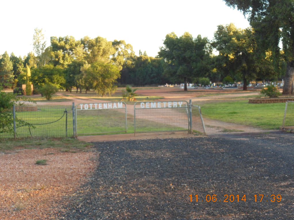 Tottenham - Cemetery Entrance - 2014-06, Албури