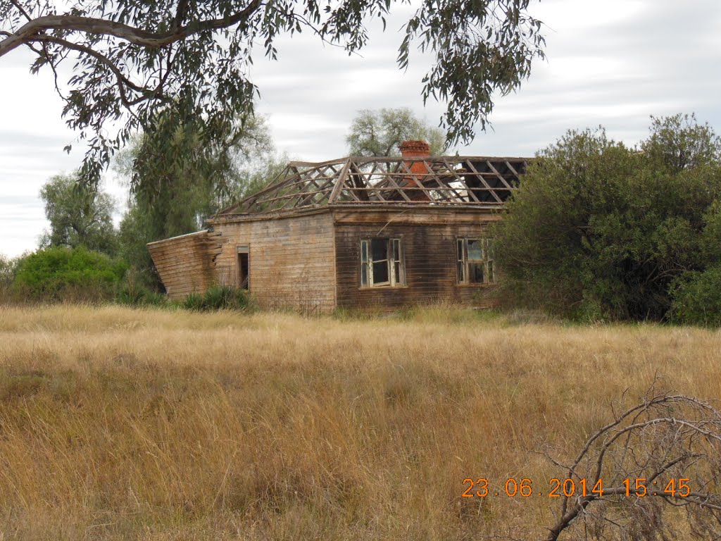 Yethera - An Old House Near the Creek - 2014-06-23, Албури