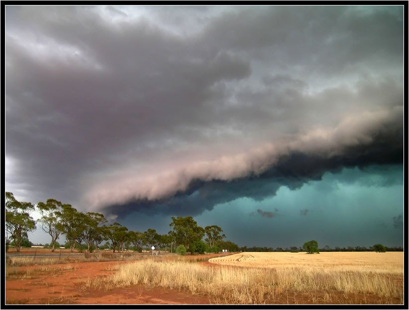 A severe storm approaches Nyngan, NSW  www.ozthunder.com, Албури