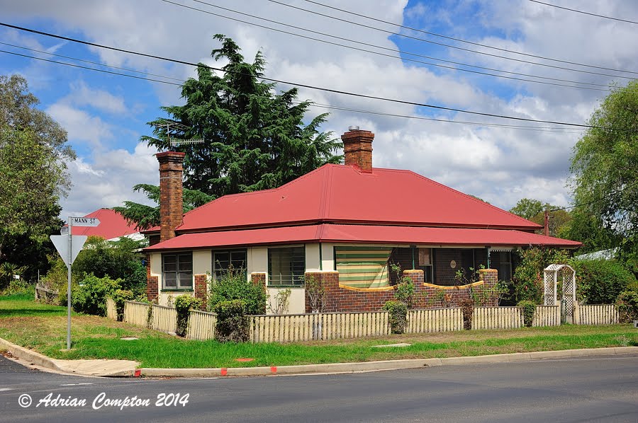 one of the first homes built in Armidale, NSW with a very cold winter climate,  complete with two fireplaces, one being located in the kitchen area., Армидейл