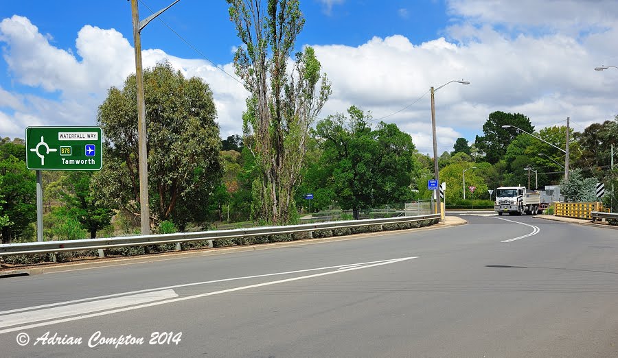 the road bridge over the Main Northern Railway, Armidale, NSW. Feb 2014., Армидейл