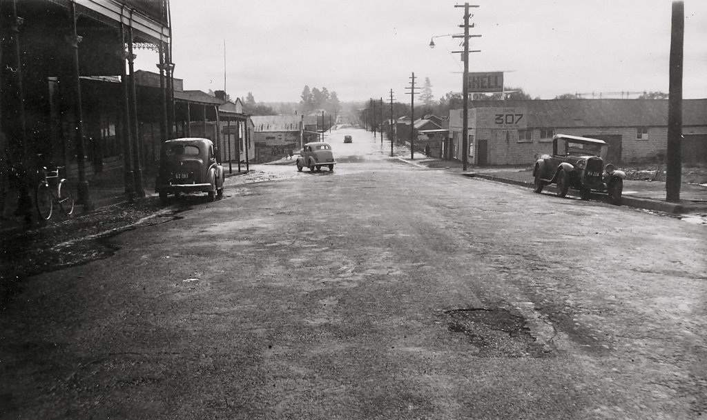 Armidale in flood c1950, Beardy St looking west from outside the Picture Theatre, Армидейл