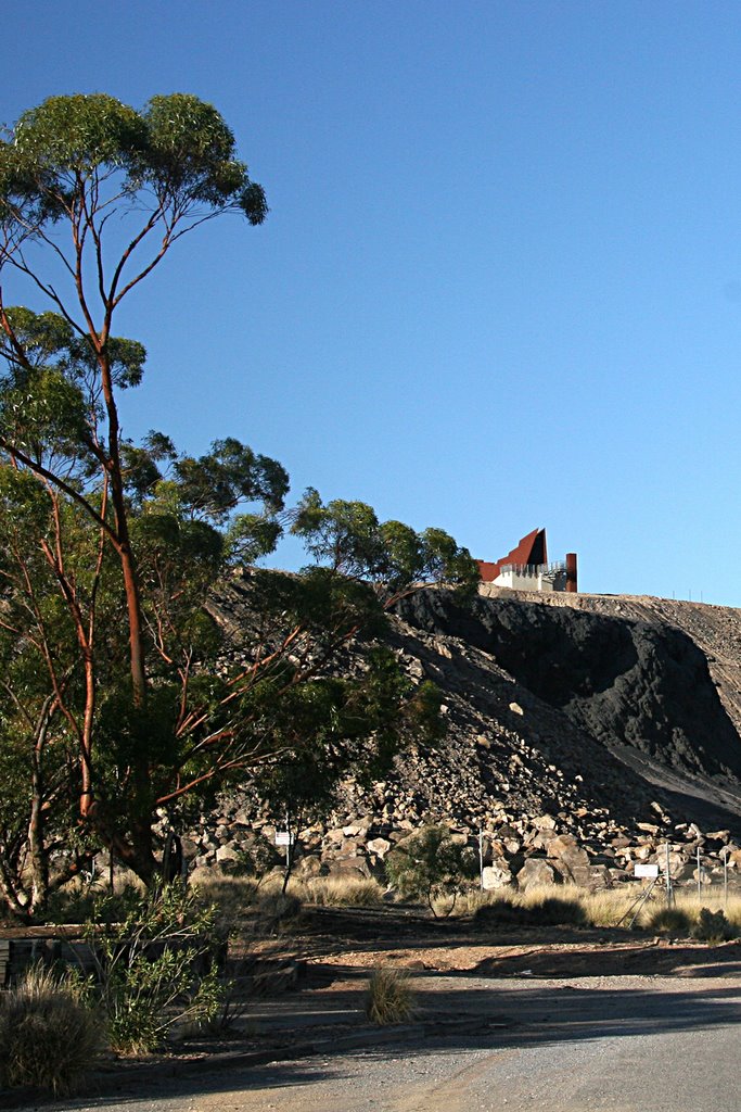 Broken Hill: Miners Memorial on summit of mullock heap, Брокен-Хилл