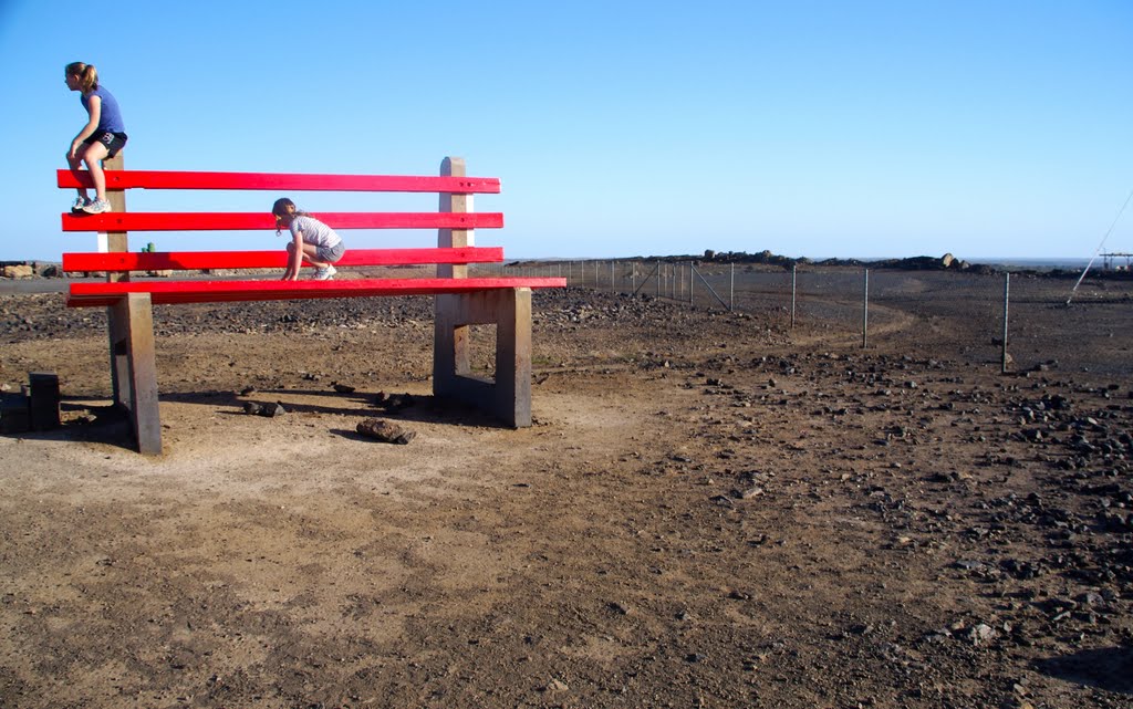 Garden Art - Big Red Chair: Broken Hill, Брокен-Хилл
