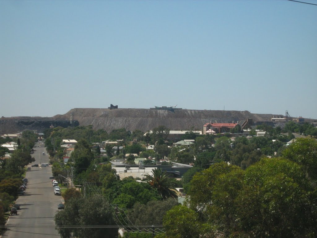 Broken Hill township and old mining refuse pile in distance from Broken Hill, NSW, Брокен-Хилл