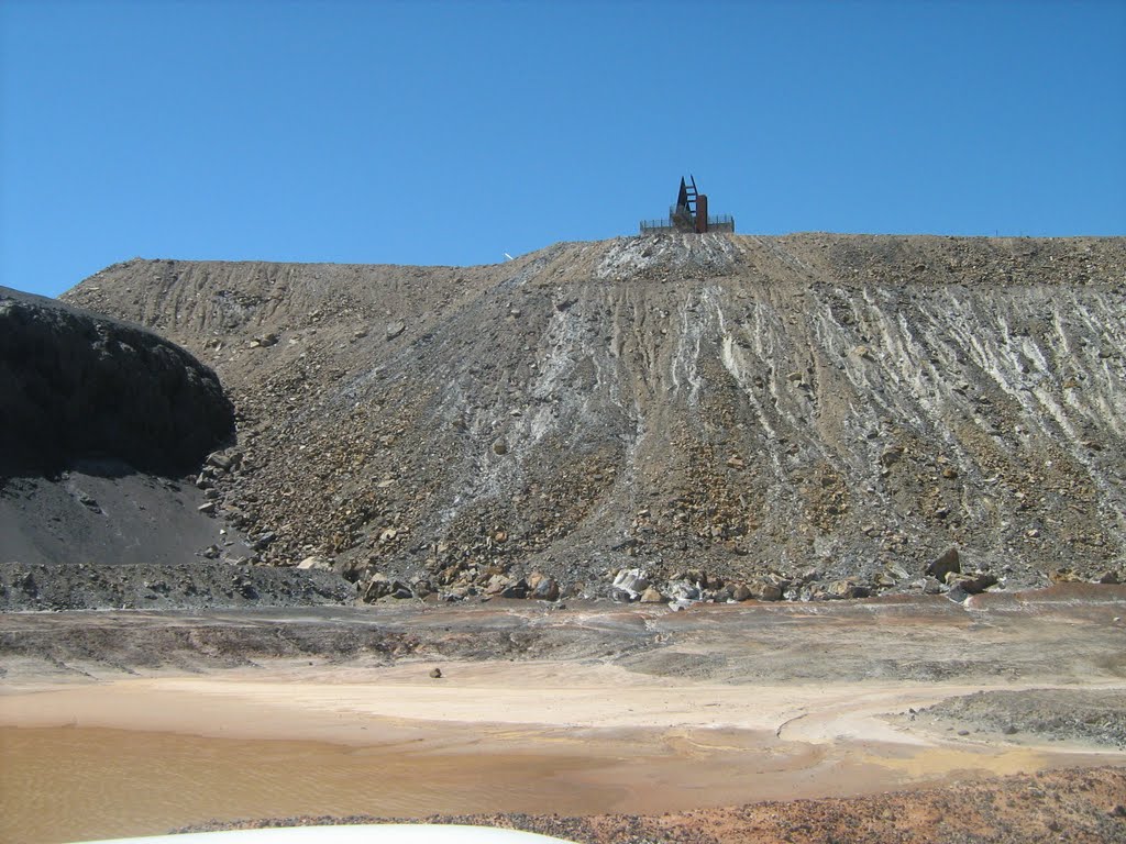 Old mining refuse pile and Miners Memorial at Broken Hill, NSW, Брокен-Хилл