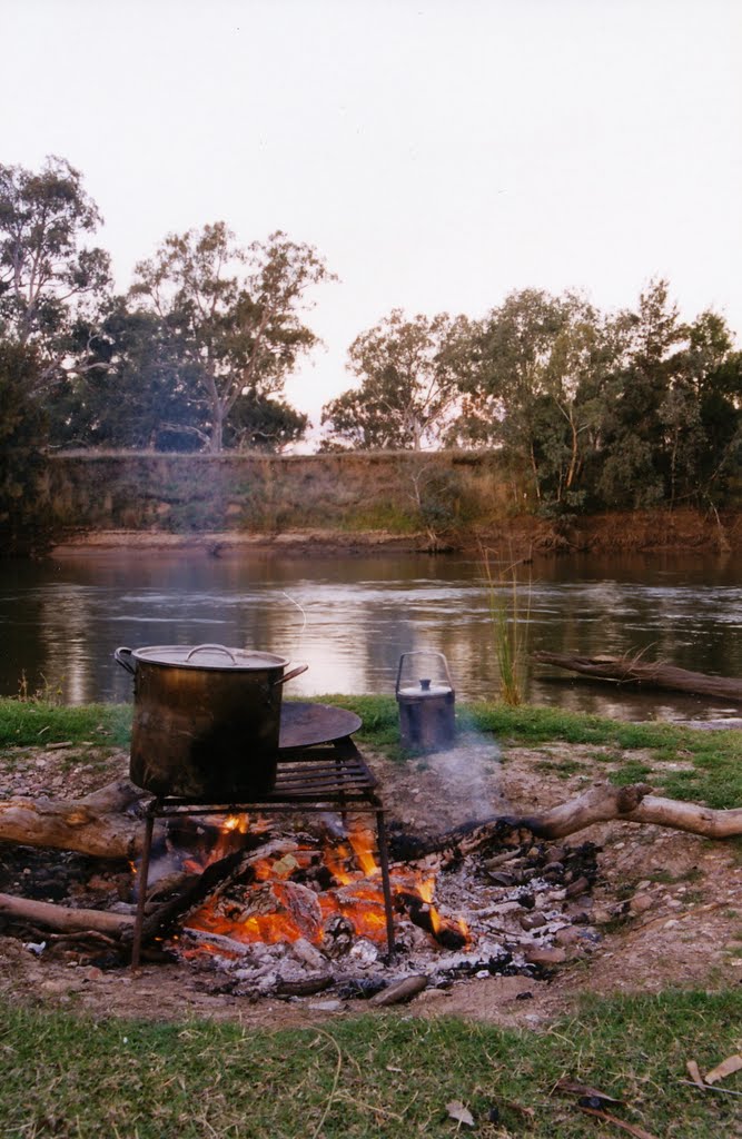 Boiling the billy, on the banks of the Murrumbidgee River, Вагга-Вагга