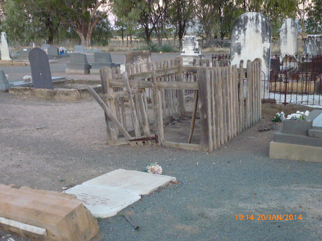 Warren - Cemetery - 2014-01-20, Гоулбурн