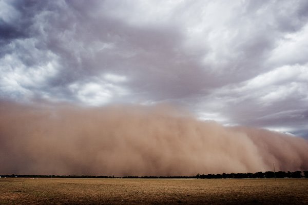 A dust storm approaches the town of Nevertire, central NSW, Australia., Гоулбурн